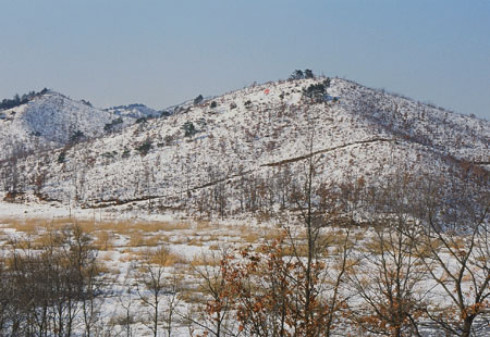 통일전망대에서 본 환경파괴의 현장, 띠처럼 이어진 것이 환경영향평가도 없이 도로착공한 현장. 